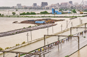 موسلا دھار بارش نےویسٹرن ریلوے کی ٹرین خدمات کو پٹری سے اتار دیا