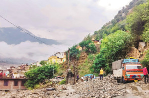 جموں میں بادل پھٹا، سیلاب اورزمین کھسکنے سے کئی گاڑیاں ملبے میں دفن