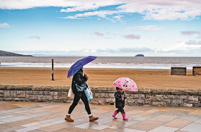 Raindrops carry dust, smoke, and other pollutants to the ground. Photo: INN
