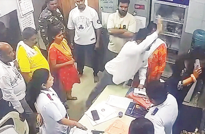 Shiv Sena Leader Attacks Female Doctor.Photo:INN