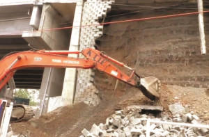 ناندیڑ میں صرف ۳؍ سال قبل بنائے گئے فلائی اوور کا حصہ گر پڑا