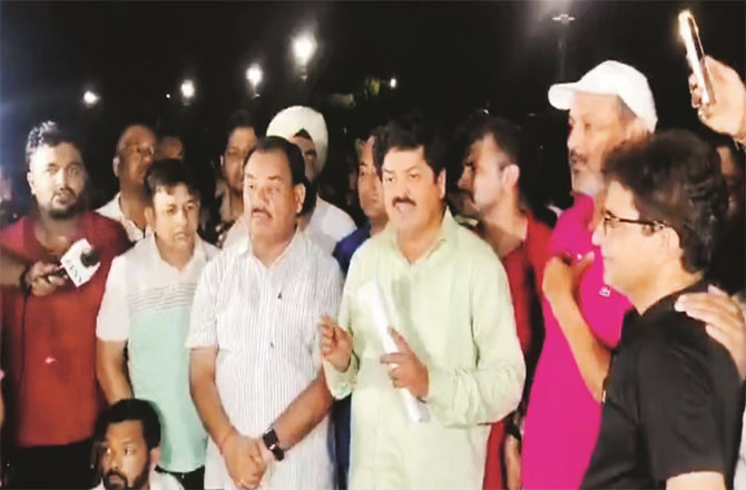 دہرادون میں’چھاتروں کی گونج‘ کی اجازت عین وقت پر منسوخ