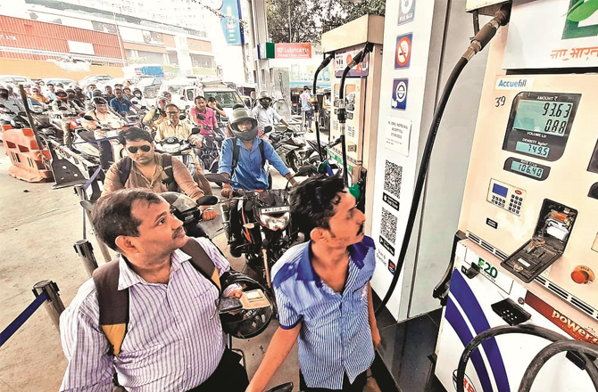 It is said that ethanol-laced petrol does not benefit the public, but the government and car mechanics are definitely getting rich. Photo: INN