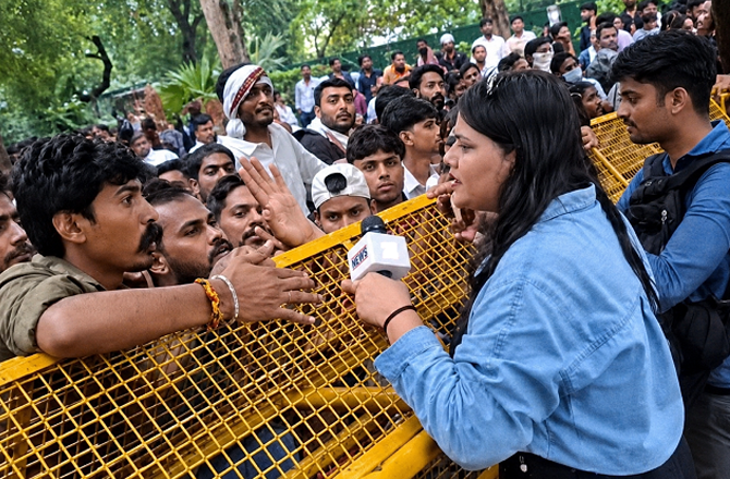 A female reporter among protesters at Jantar Mantar. Photo: INN