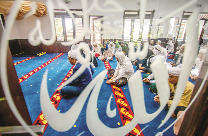 Believers should always be vigilant and vigilant to protect their religion and faith. Photo: INN
