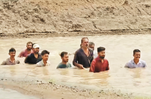 ریلوے لائن کی تعمیر سے کھیتوں میں پانی، کسانوں کا ’جل سمادھی آندولن‘
