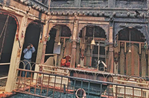 املنیر: قدیم مندر میں آتشزدگی ،مسلم نوجوان آگ بجھانے میں پیش پیش رہے