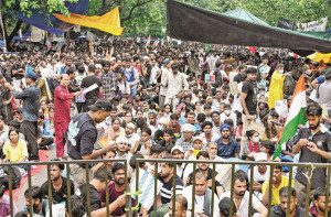 نئی نسل کا عزم برقرار،   سرکار بے بس، نمٹنا مشکل، آج پھر گفتگو