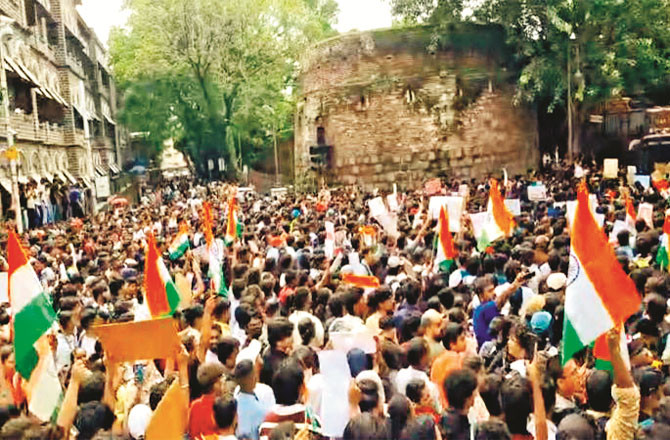 Youth protesting for the tricolor at Lal Chowk in Pune (Photo: Agency)