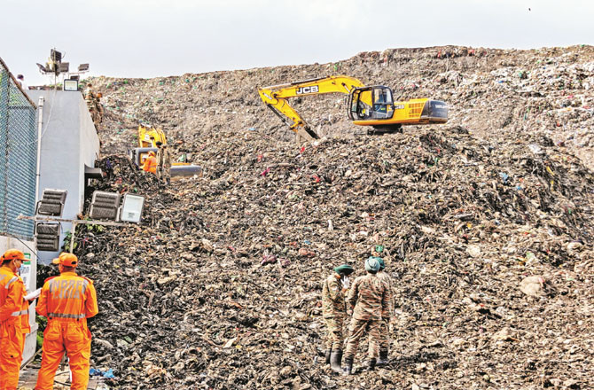 The pile of garbage that caused the building to collapse is being removed (Agency)