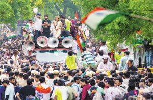 لاٹھی چارج، آنسوگیس مگر طلبہ اٹل، بھوک ہڑتال ختم، احتجاج جاری