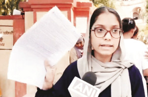 نیٹ رِی ایگزام : جب ایک برقع پوش طالبہ اپنے حق اوروقار کیلئے ڈٹ گئی 