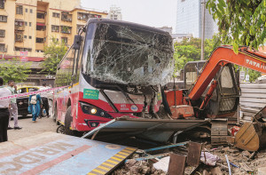 دادر : پلازہ سنیما کے پاس اندوہناک بس حادثہ۔اسکوٹرسوارجاں بحق