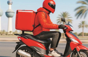 کویت :گرمی کے موسم میں ڈیلیوری بوائز کے بائیک چلانے پر پابندی 