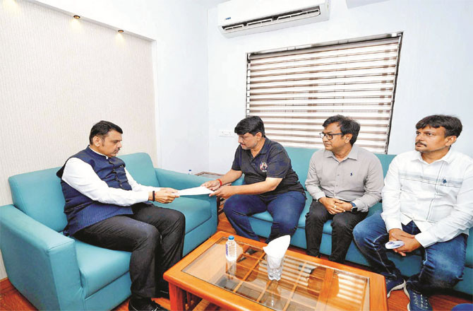 Ketan`s father and other family members handing over a memorandum to Chief Minister Farnborough (Photo: Agency)