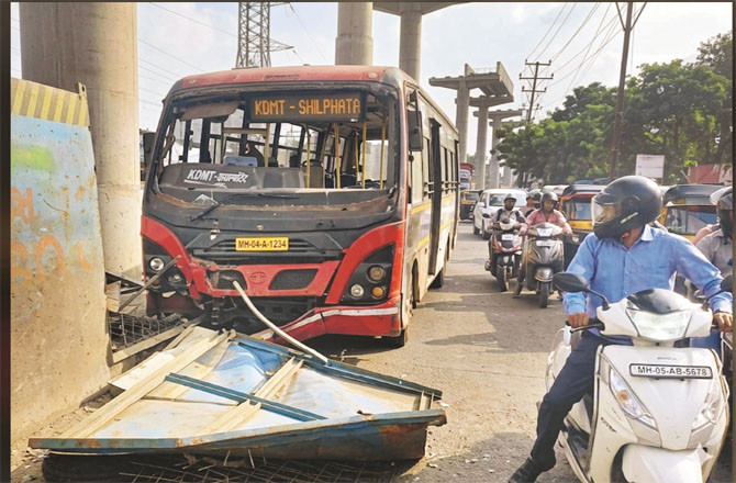 Traffic was jammed for a long time after a bus lost control and crashed into a safety shed.
