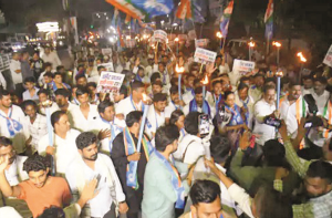 نیٹ پیپر لیک کے خلاف امراوتی میں کانگریس کارکنان کا مشعل مارچ