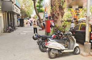 نو پارکنگ اور فٹ پاتھوں پر گاڑی پارک کرنے والوں پر ٹریفک پولیس کا شکنجہ