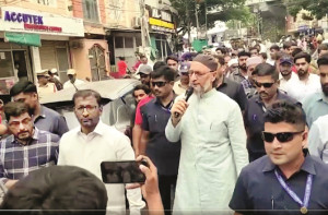 ایس آئی آر کے تعلق سے اویسی کا انتباہ، عوامی بیداری کیلئے زمین پر اُترے