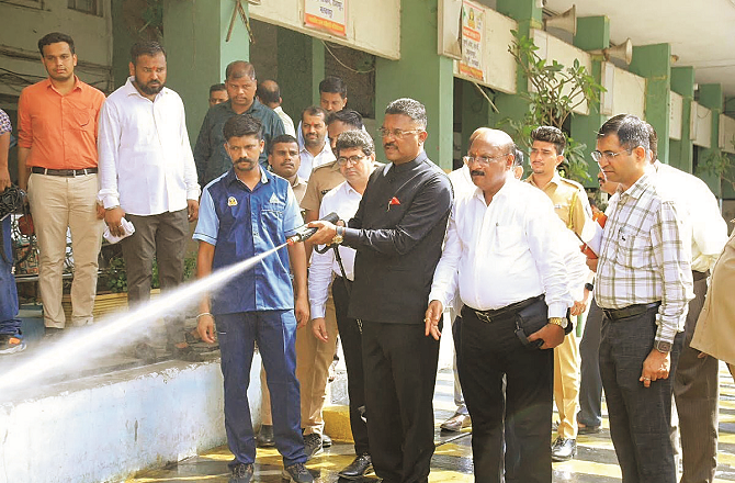 Transport Minister Pratap Sarnaik cleaning the Parel depot. Photo: INN