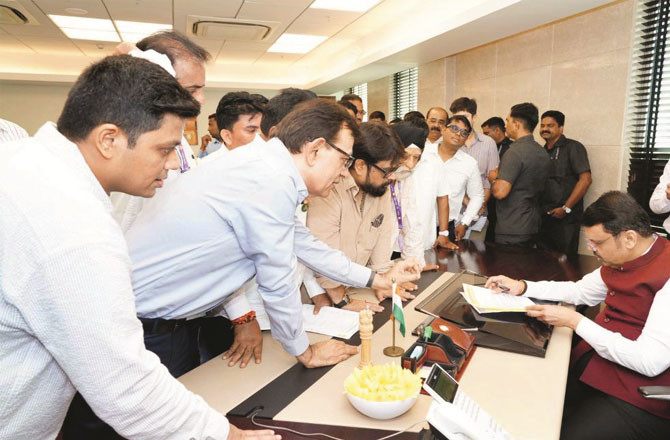 Members of the Mumbai Water Tanker Association (MWTA) meeting Chief Minister Devendra Fadnavis.