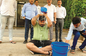 ٹی ایم سی کے صدر دفتر میں نہا کر کارپوریٹر کا پانی کی قلت کیخلاف احتجاج