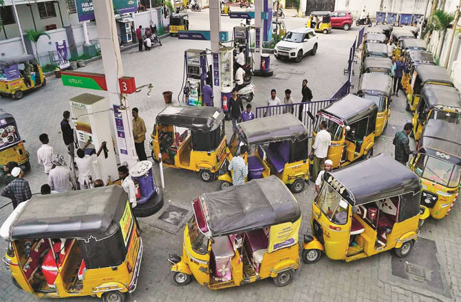 Autorickshaws can be seen queuing for LPG at a mall.