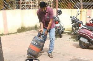 سلنڈر کی قلت ختم ہوئی تب بھی مہنگائی کا کیا؟