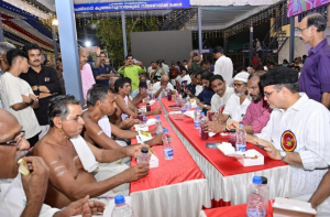 کیرالا: مندر میں افطار پارٹی؛ امام کی ہندو عقیدت مندوں کیلئے مساجد کھولنےکی اپیل