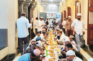 دادر:پیر بغدادی مسجد میںیومیہ۱۵۰۰؍ روزہ دار افطار کرتے ہیں