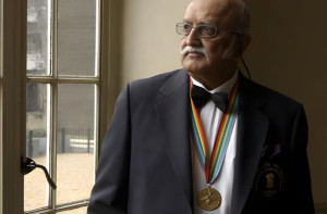 سنگھانیہ: کمپلیٹ مین، اِن کمپلیٹ لائف