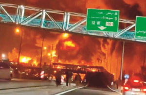 تہران میں تیل کے ذخائر پرحملے، آسمان میں سیاہ بادل، سڑکیں آگ کا دریا بن گئیں