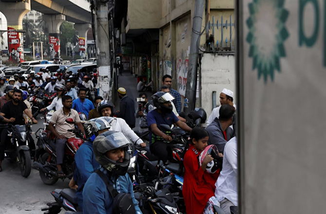 توانائی بحران: بنگلہ دیش میں یونیورسٹیاں بند،ایندھن کی راشننگ شروع