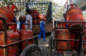مغربی ایشیا کے تنازع کے باعث گھریلو ایل پی جی سلنڈر کی قیمت میں ۶۰؍ روپے اضافہ