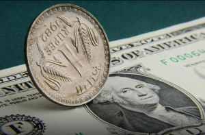 ہندوستانی روپیہ۹۳؍ فی ڈالر کی تاریخی کم ترین سطح پر، سوشل میڈیا صارفین کا ردعمل