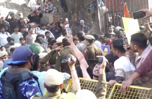 دہلی یونیورسٹی: آرایس ایس کی تقریب کے انعقاد پر طلبہ و اساتذہ کا احتجاج