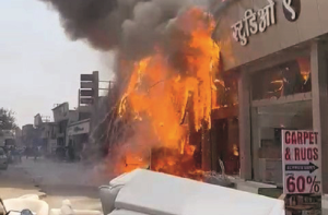 بھیونڈی: کشیلی فرنیچر مارکیٹ میں آتشزدگی ،۱۷؍ دکانیں خاکستر، لاکھوں کا نقصان