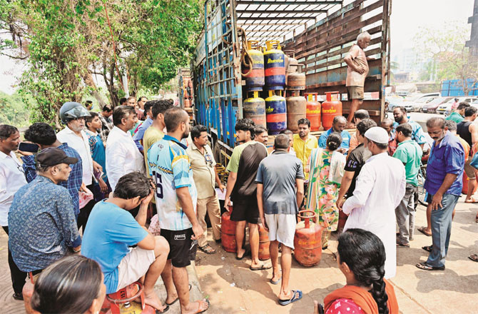 Consumers are facing severe problems in obtaining gas cylinders. (Photo: Shadab Khan)