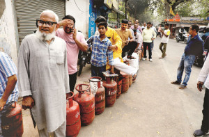 گیس سلنڈر کا بحران ، اپوزیشن حکومت پر حملہ آور 