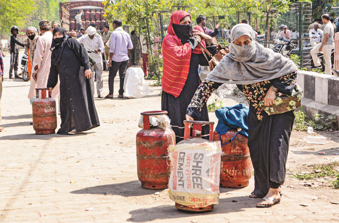 Despite the scorching sun in Kanpur, people stood in line for hours to get their oil cylinders. (Photo: PTI)