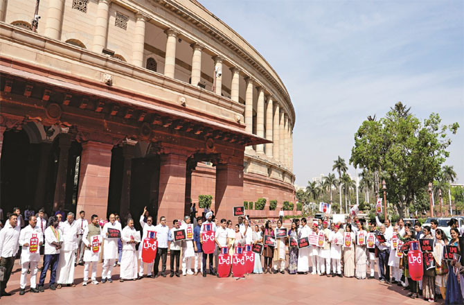 KC Venugopal, Hebe Eden, Manickam Tagore, Samajwadi Party`s Ram Gopal Yadav, Dimple Yadav, Dharmendra Yadav, Trinamool Congress`s Dola Sen, Sagarika Ghosh and other MPs protesting (Photo: PTI)