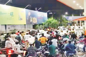 ایندھن کی قلت کی افواہ، پیٹرول پمپ پر قطاریں