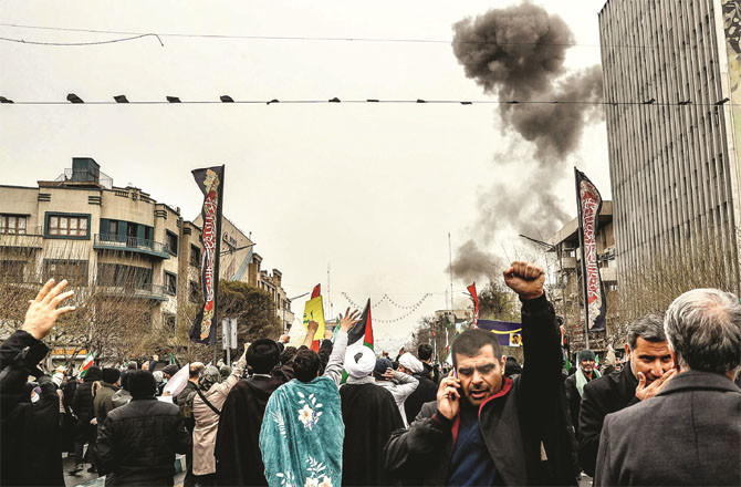 An airstrike occurred during a rally in Tehran, but the participants did not fear or retreat, but instead raised the slogan of Takbir. (Photo: Agency)