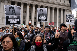محمود خلیل کی حراست کے ایک سال بعد کولمبیا یونیورسٹی میں مظاہرین کی ریلی