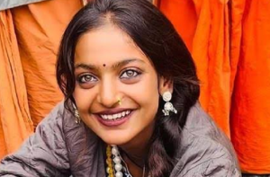 مدھیہ پردیش: کمبھ میلے کی وائرل لڑکی کی مسلمان سے شادی، والد کا لو جہاد کا الزام