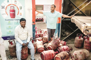 گیس سلنڈر کی قطار میں ایک اور بزرگ شخص کی موت 