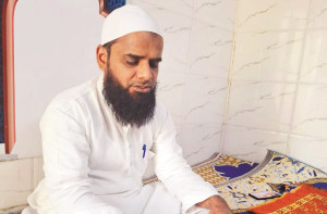 ٹیمپوچلانے کے ساتھ ۲۷؍سال سے تراویح پڑھا رہے ہیں حافظ نجم الدین