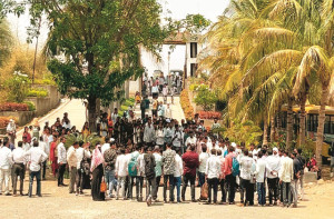  ناندیڑ میں بی ایڈ سی ای ٹی امتحان میں بدانتظامی، طلبہ کا شدید احتجاج