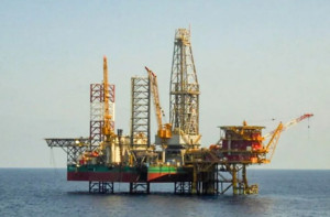 عالمی کشیدگی کے درمیان خام تیل کی قیمت میں ۳؍ فیصد سے زیادہ کی کمی