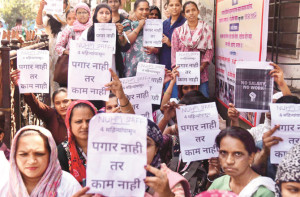 کلیان :مشتعل ملازمین کا ’کے ڈی ایم سی‘ کے صدردفتر کا گھیراؤ